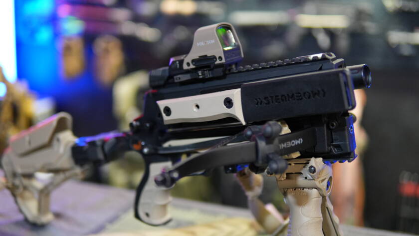 Steambow Stinger PD5 Magazinarmbrust im Detail – Custom Setup mit Holosun Red Dot, FAB Defense Griff und taktischem Zubehör, repeating crossbow tuning