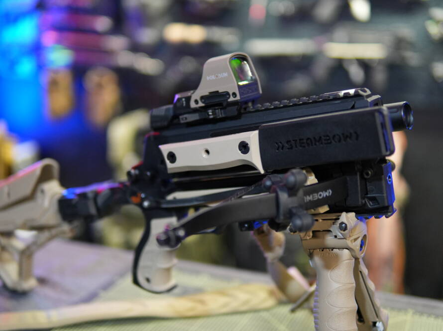 Steambow Stinger PD5 Magazinarmbrust im Detail – Custom Setup mit Holosun Red Dot, FAB Defense Griff und taktischem Zubehör, repeating crossbow tuning