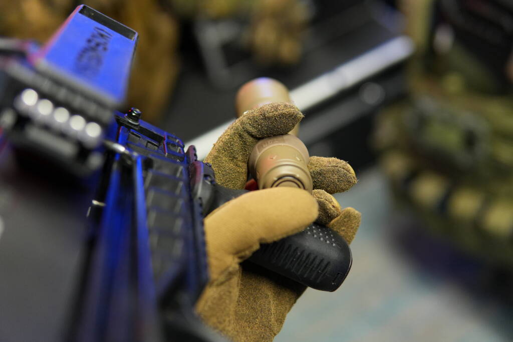 Olight Warrior X4 Taschenlampe im Einsatz mit Steambow Stinger 2 taktischer Magazin-Armbrust, als Hand-Waffenlicht für Armbrust- und Airsoft-Anwendungen.